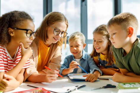 Eine Gruppe Schulkinder beschätfigt sich mit dem Thema Cybermobbing
