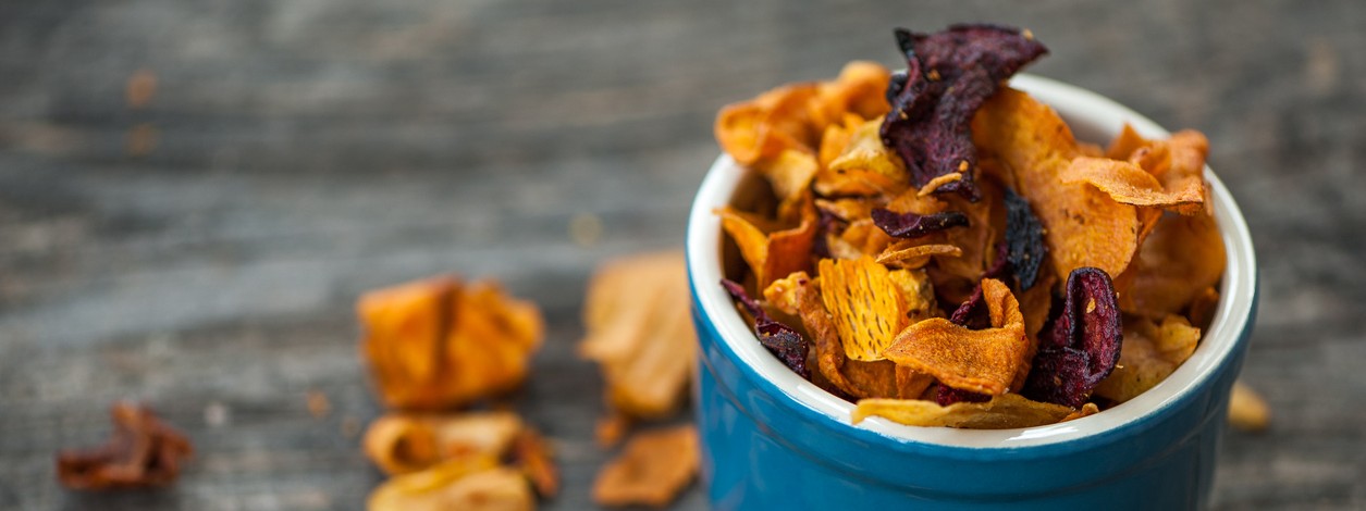 in einer blauen Schale liegen verschiedene Sorten gemüsechips