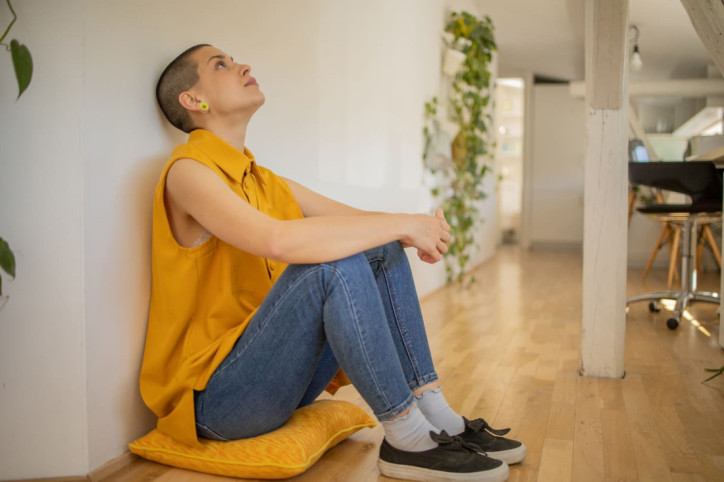 Eine Frau denkt aufgrund von Hypochondrie viel über mögliche Krankheiten nach