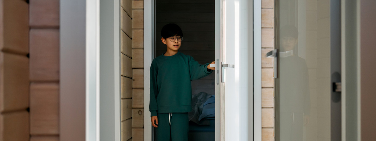 Kleiner Junge von ca 5 Jahren legt im bett und schläft