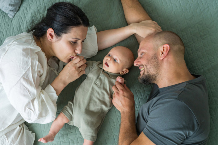 Frisch gebackene Eltern kurieren die Geburtsverletzungen gemeinsam im Wochenbett aus