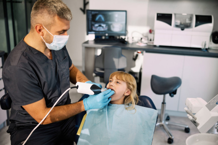 Einsatz von Ultraschall bei einer zahnärztlichen Behandlung