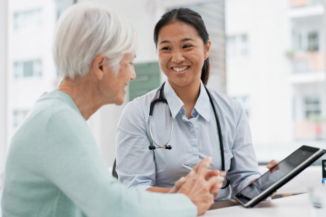 Ärztin informiert Patientin über den neuen digitalen Datenaustausch 