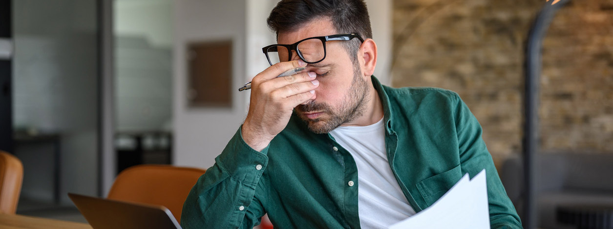 Ein Mann verspürt Symptome einer stillen Entzündung