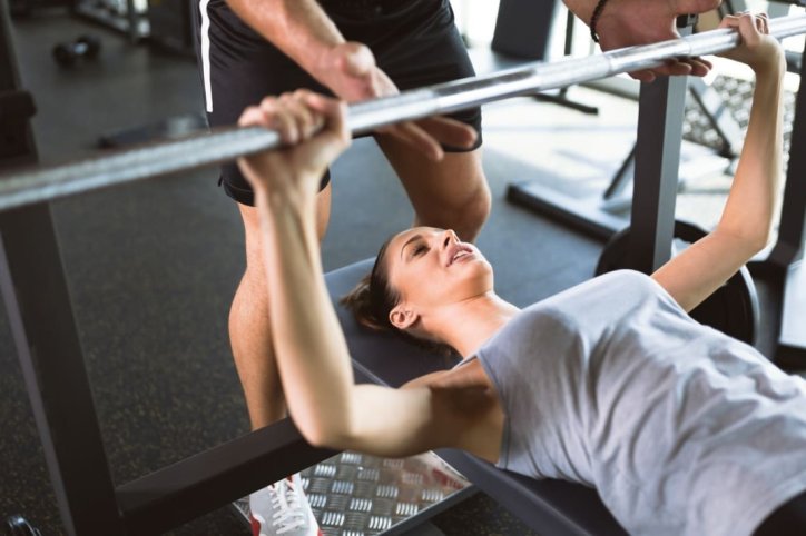 Ein Frau beim Krafttraining mit einer Langhantel