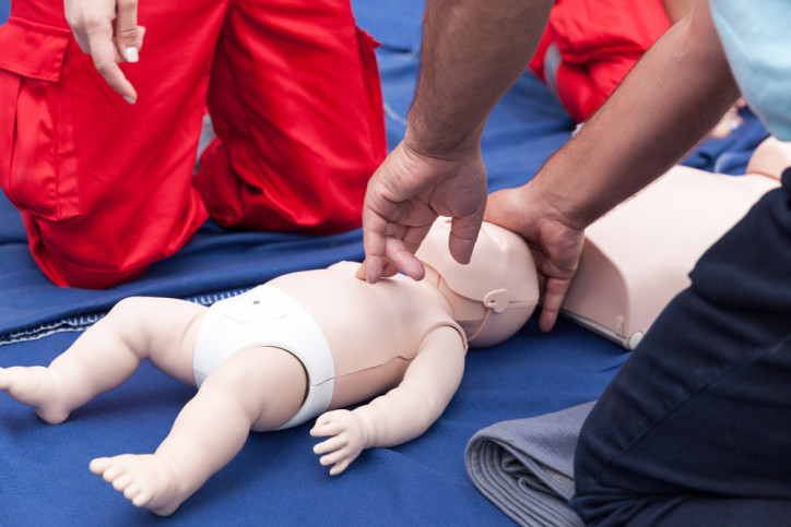 Kinder-Erste-Hilfe wird an einer Babypuppe geübt