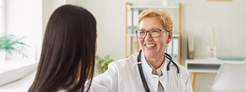 Neue Psychotherapeutin behandelt einen kleinen Jungen