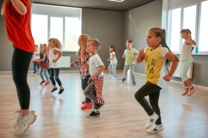 Kinder tanzen in einer Tanzgruppe gemeinsam.
