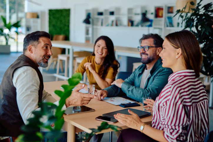 Ein Team spricht angeregt mit der Führungskraft