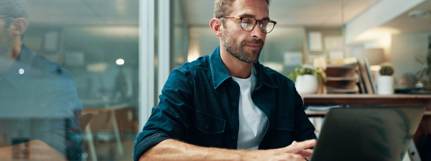 Eine Führungskraft prüft die Arbeitsunterbrechungen seiner Mitarbeiter.