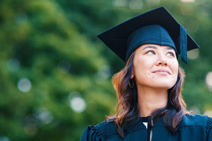 Lächelnde Ärzteabsolventin der Universitätsmedizin Magdeburg