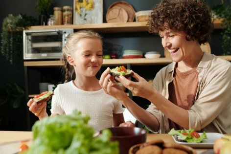 Mutter und Tochter probieren gesunde Ernährungstrends aus