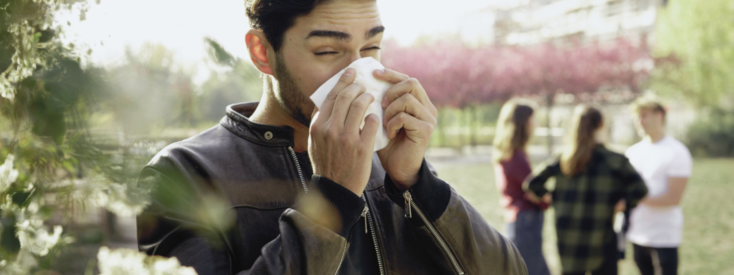 Ein Allergiker schnäuzt sich die Nase