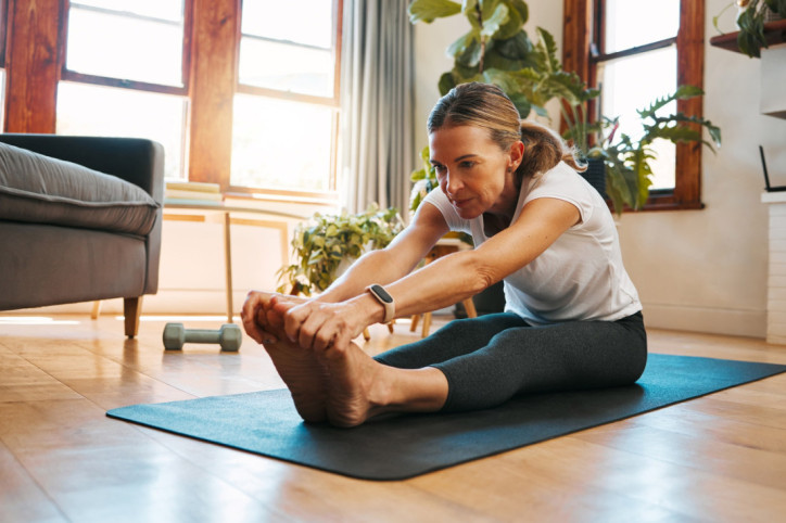 Eine Frau führt eine Core-Training-Übung zur Bauchmuskelstärkung durch