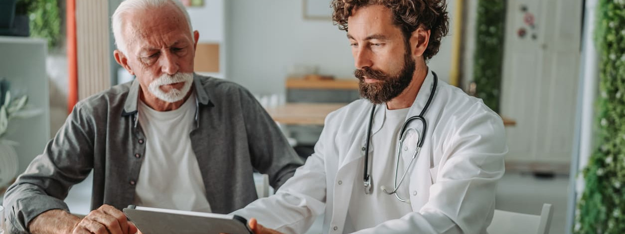 Mitarbeiter eines Krankenhauses geben sich nach Vertragsabschluss die Hand
