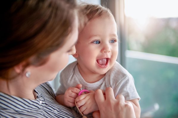 Ein Baby auf dem Arm der Mutter