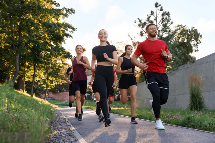 Eine Gruppe lernt gemeinsam Joggen bei der AOK-Laufschule