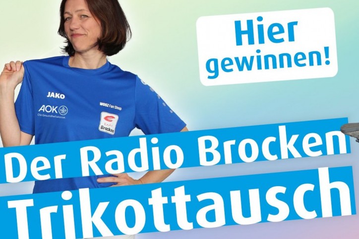 Die Moderatorin Amrei von Radio Brocken trägt ein blaues Trikot und wirbt somit für die Aktion Trikottausch.