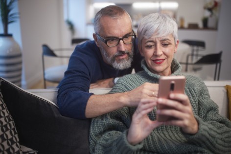 Älteres Paar schaut sich das elektronische Organspende-Register auf dem Smartphone an.