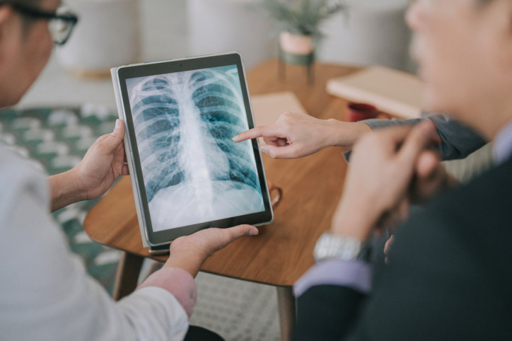 Die Lunge eines Patienten wird im Rahmen eines Check-Ups untersucht