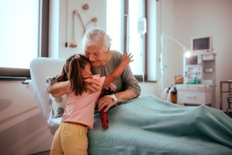 Enkelin besucht ihre Großmutter im Krankenhaus