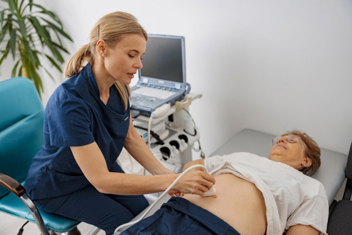 Eine Ärztin untersucht eine Patientin im Hernienzentrum