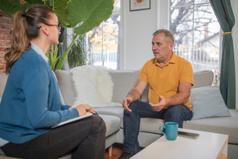 Ein circa 50-jähriger Mann nimmt im Diakoniekrankenhaus in Halle ein Therapieangebot in Anspruch.