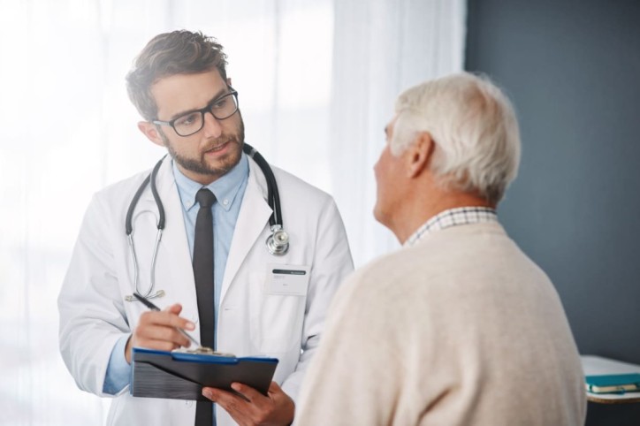 Ein Arzt berät Patienten, der einen Gichtanfall erlitten hat