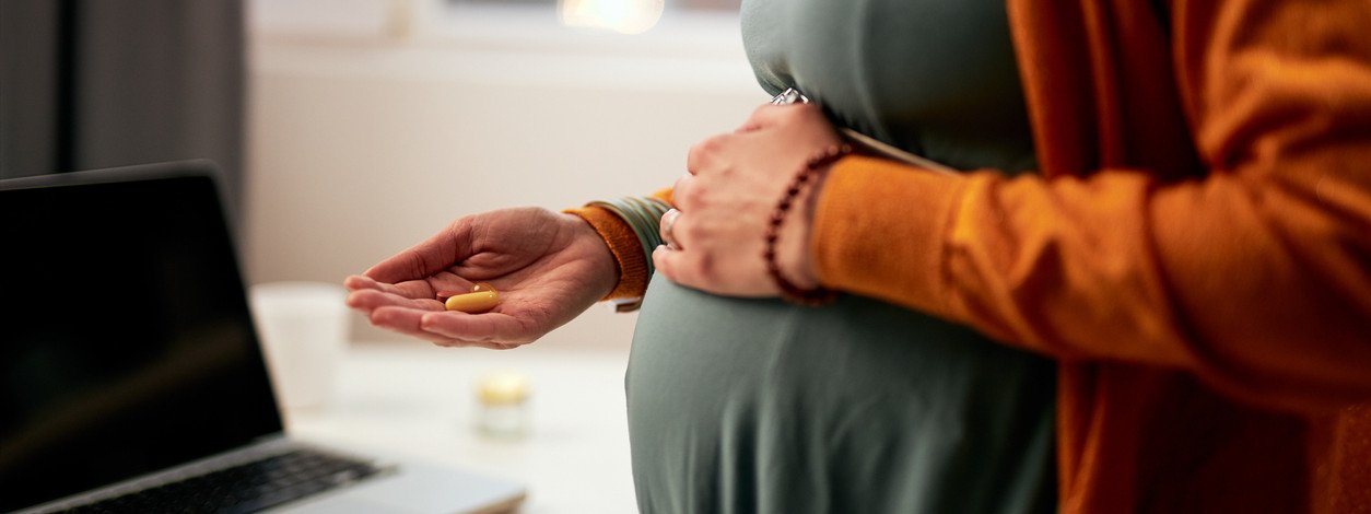 Eine Mutter nimmt Medikamente während ihrer Schwangerschaft.