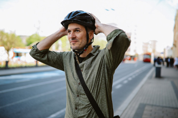 Mann Anfang 40 setzte vor dem fahrrad fahren seinen helm auf