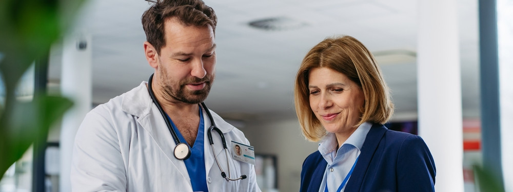 Patientin im Alterstraumazentrum wird freundlich betreut